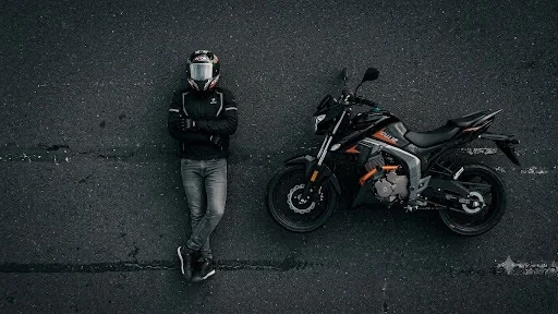 GW12 em ambiente urbano, acompanhada por um motociclista